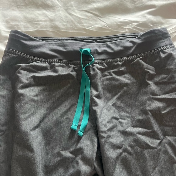 set of 3 FIGS Livingston basic scrub pants - Picture 3 of 5